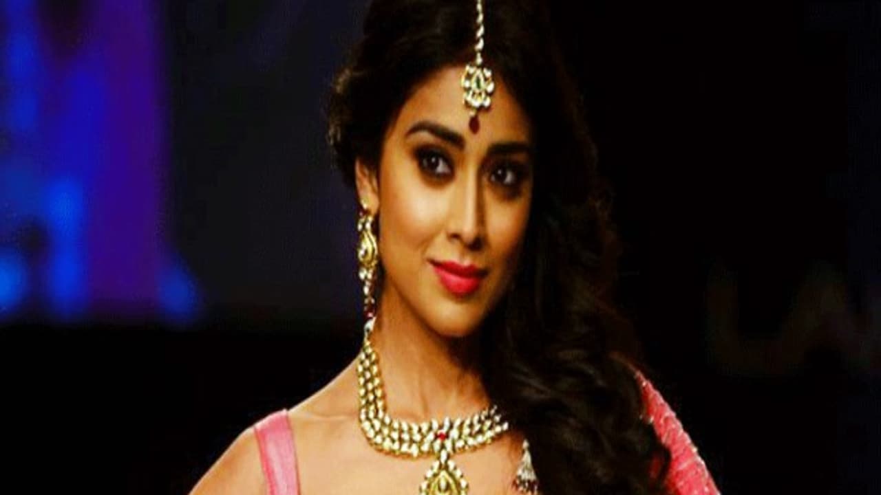 திருமணத்திற்கு பின்னும் இவ்வளவு கவர்ச்சியா...! நடிகை ஸ்ரேயாவை விமர்சிக்கும் ரசிகர்கள்..! திருமணத்திற்கு பின்னும் இவ்வளவு கவர்ச்சியா...! நடிகை ஸ்ரேயாவை விமர்சிக்கும் ரசிகர்கள்..!