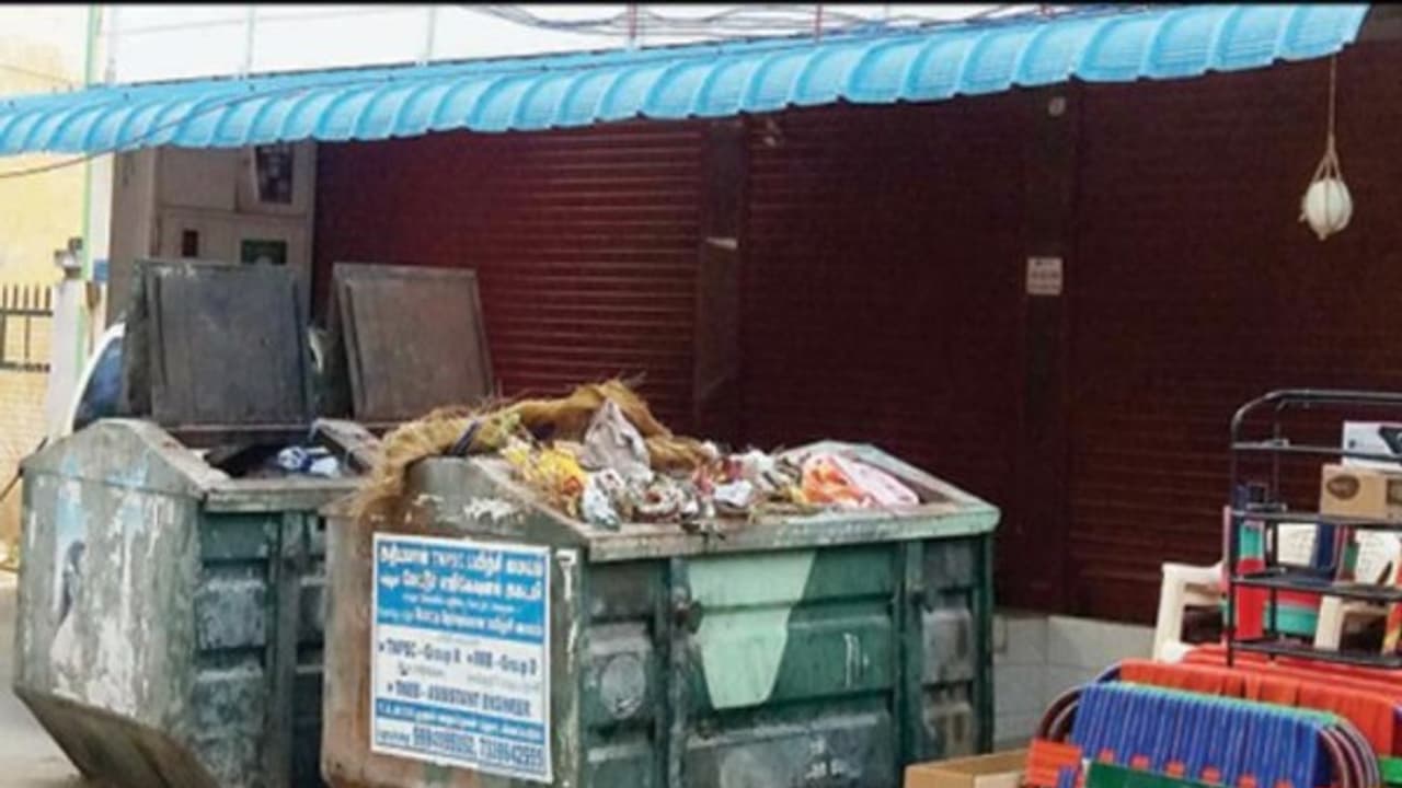 நூதன முறையில் வரி வசூல் செய்யும் நகராட்சி நிர்வாகம்; தலை தெறிக்க ஓடி வரி கட்டும் வணிக நிறுவனங்கள்... நூதன முறையில் வரி வசூல் செய்யும் நகராட்சி நிர்வாகம்; தலை தெறிக்க ஓடி வரி கட்டும் வணிக நிறுவனங்கள்...