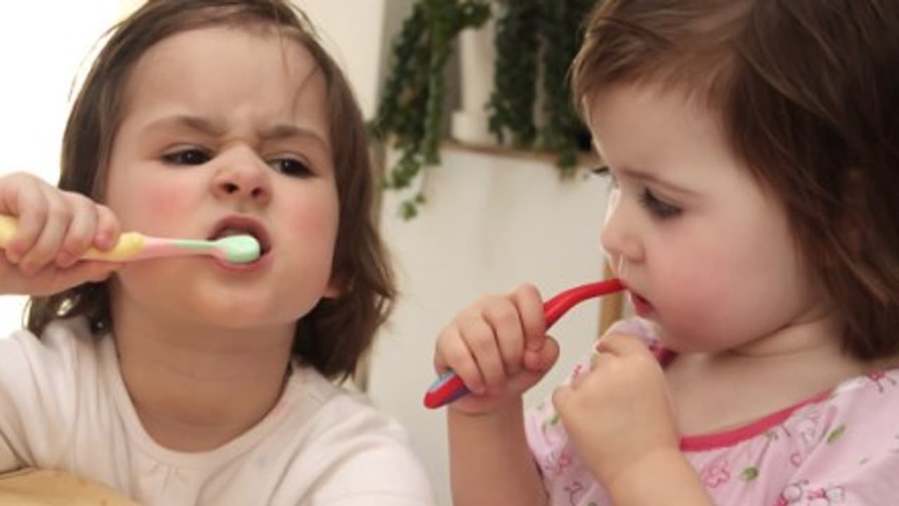 உங்களுக்குத் தெரியுமா? சாப்பிட்டவுடன் பல் துலக்குவது பற்களுக்கு கேடு விளைவிக்கும் உங்களுக்குத் தெரியுமா? சாப்பிட்டவுடன் பல் துலக்குவது பற்களுக்கு கேடு விளைவிக்கும்