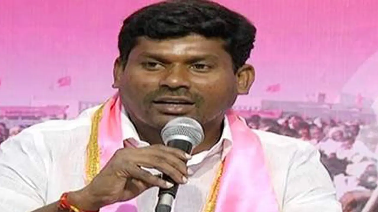 మొగిలయ్యకి ఇంత అన్యాయమా : శ్రీనివాస్ గౌడ్పై గువ్వల బాలరాజు గుర్రు.. కేసీఆర్కు ఫిర్యాదు చేస్తానన్న ఎమ్మెల్యే మొగిలయ్యకి ఇంత అన్యాయమా : శ్రీనివాస్ గౌడ్పై గువ్వల బాలరాజు గుర్రు.. కేసీఆర్కు ఫిర్యాదు చేస్తానన్న ఎమ్మెల్యే