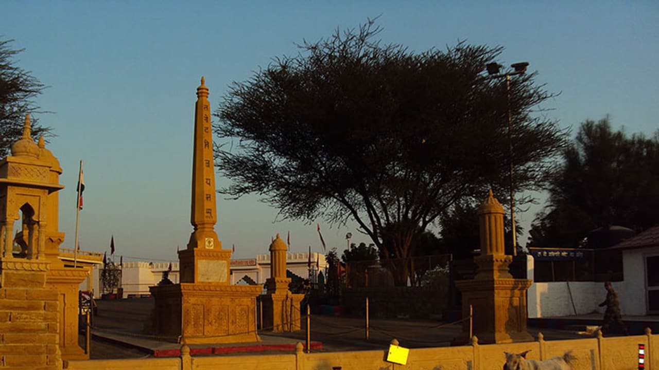 പാക്കിസ്താനില് നിന്നും ഇന്ത്യയെ സംരക്ഷിക്കുന്ന ഒരു ക്ഷേത്രം! പാക്കിസ്താനില് നിന്നും ഇന്ത്യയെ സംരക്ഷിക്കുന്ന ഒരു ക്ഷേത്രം!