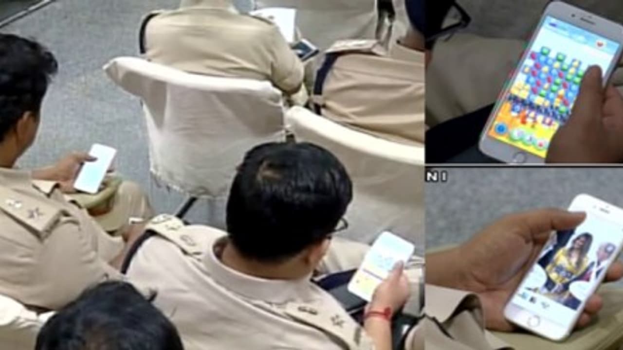 முதல்வர் பங்கேற்ற கூட்டத்தில் செல்போன் கேம் விளையாடிய போலீஸ் அதிகாரிகள்!! முதல்வர் பங்கேற்ற கூட்டத்தில் செல்போன் கேம் விளையாடிய போலீஸ் அதிகாரிகள்!!