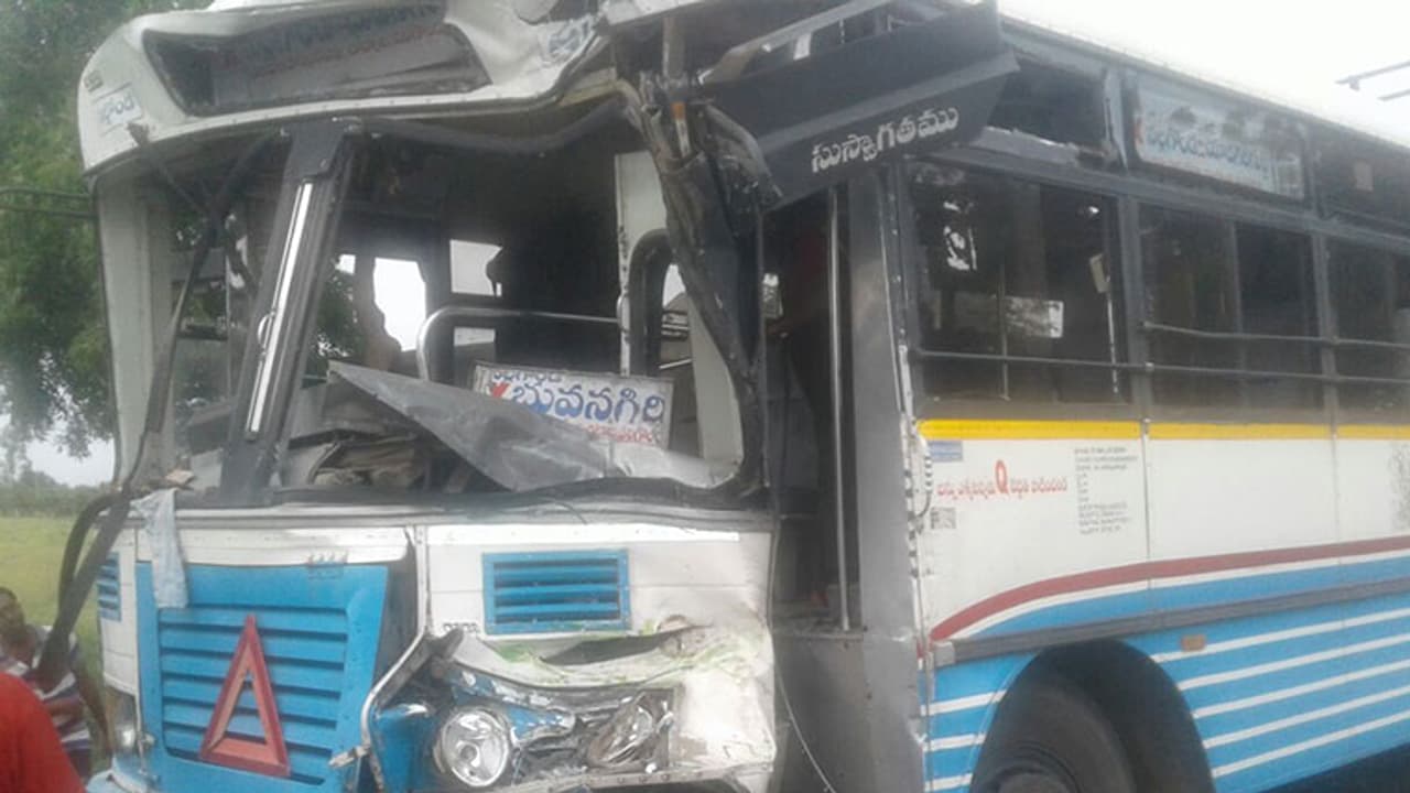 వరంగల్ హైవేపై ఢీ కొన్న ఆర్టీసీ బస్సులు, డ్రైవర్ల పరిస్థితి విషమం.. వరంగల్ హైవేపై ఢీ కొన్న ఆర్టీసీ బస్సులు, డ్రైవర్ల పరిస్థితి విషమం..