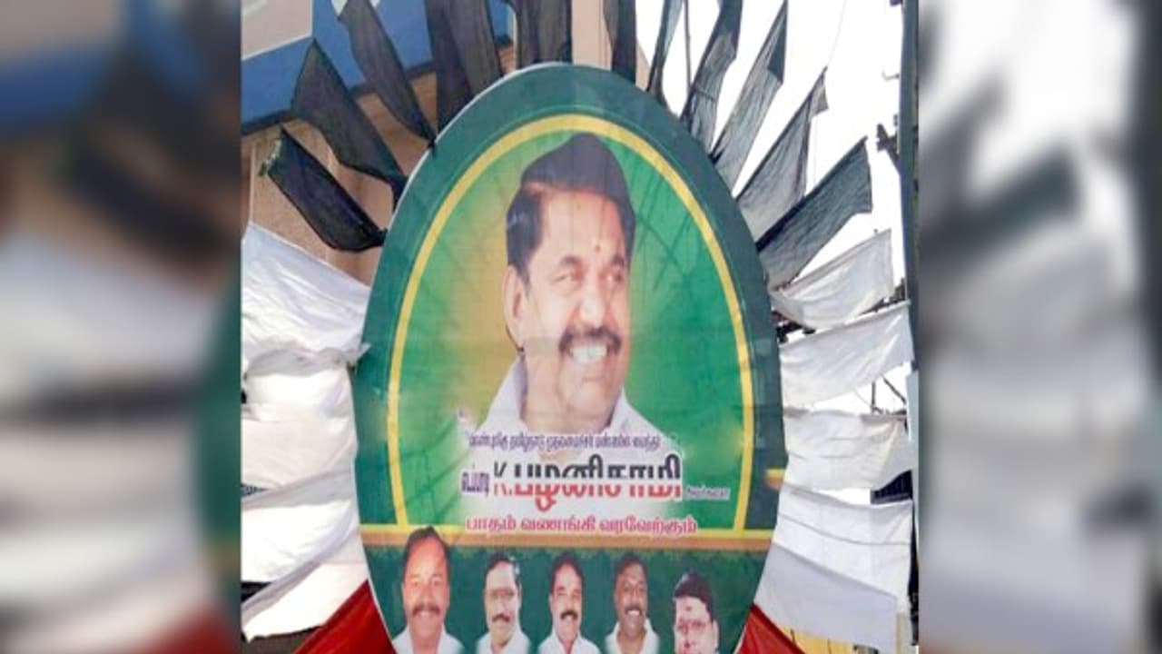 கட் அவுட்களில் புறக்கணிக்கப்படும் ஜெ. ...! பிரதானமாகும் எடப்பாடியார் புகைப்படம்...! கட் அவுட்களில் புறக்கணிக்கப்படும் ஜெ. ...! பிரதானமாகும் எடப்பாடியார் புகைப்படம்...!