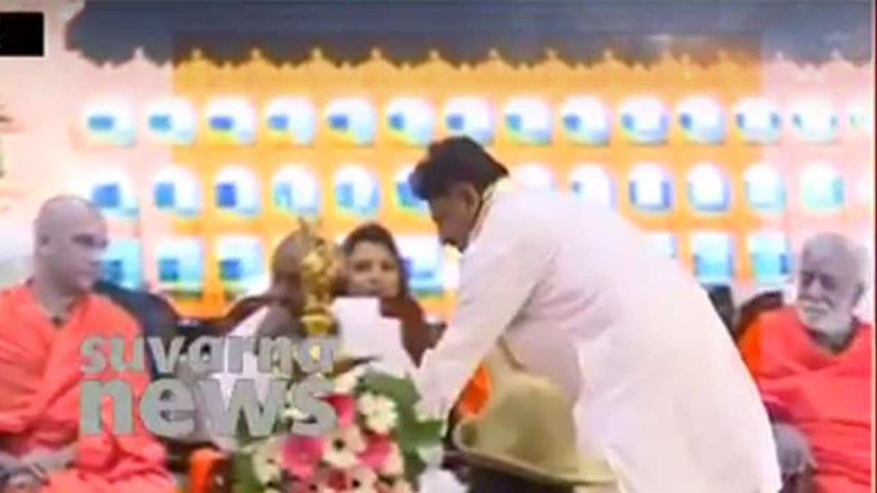 ದೇವೇಗೌಡರ ಕಾಲಿಗೆ ನಮಸ್ಕರಿಸಿದ ಡಿಕೆಶಿ ದೇವೇಗೌಡರ ಕಾಲಿಗೆ ನಮಸ್ಕರಿಸಿದ ಡಿಕೆಶಿ