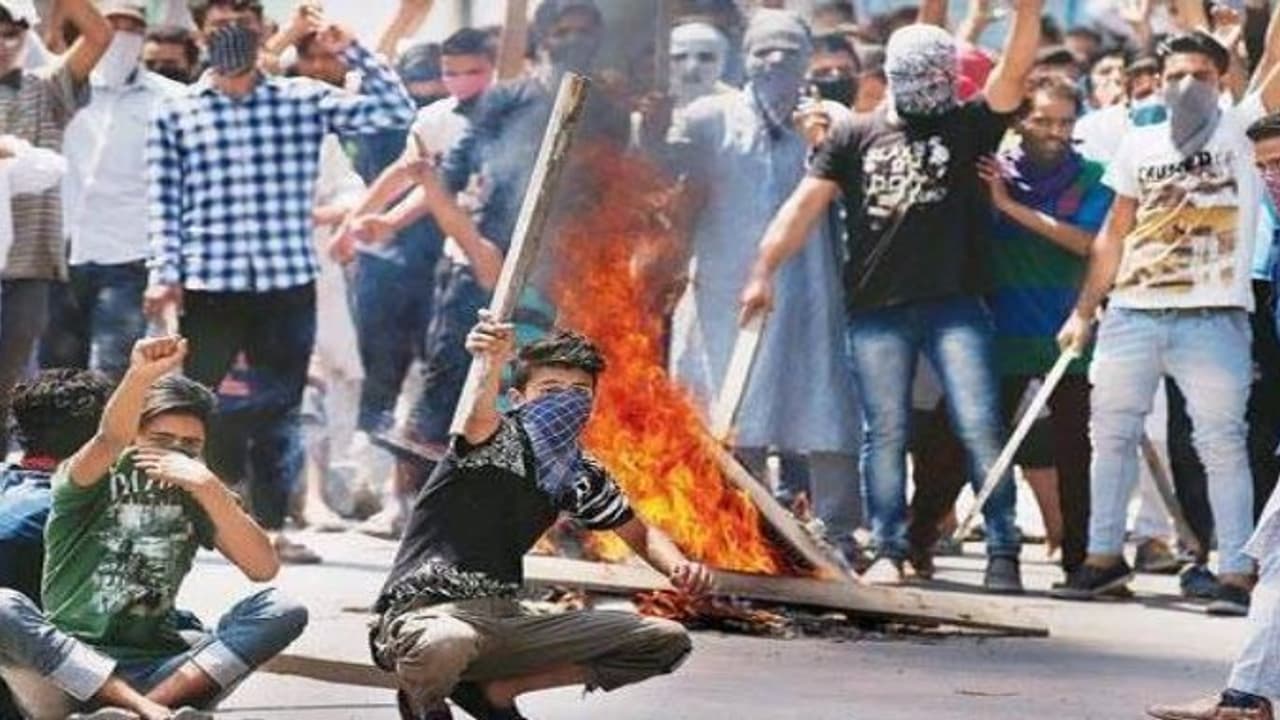 காஷ்மீரில் ராணுவ முகாம் மீது தீவிரவாதிகள் தாக்குதல் 3 வீரர்கள் உயிரிழப்பு 2 தீவிரவாதிகள் சுட்டுக்கொலை