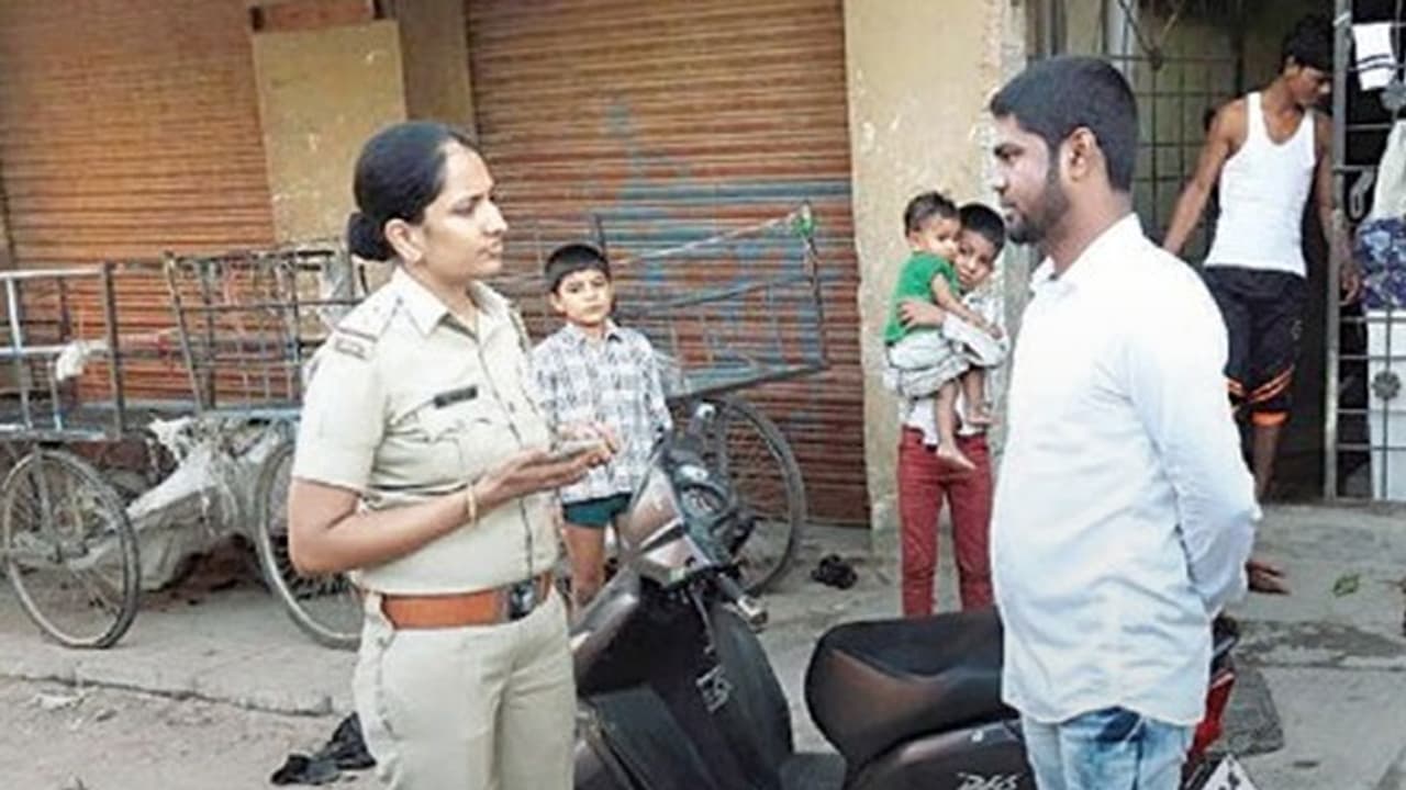 Video of woman PSI tackling rowdy goes viral Video of woman PSI tackling rowdy goes viral