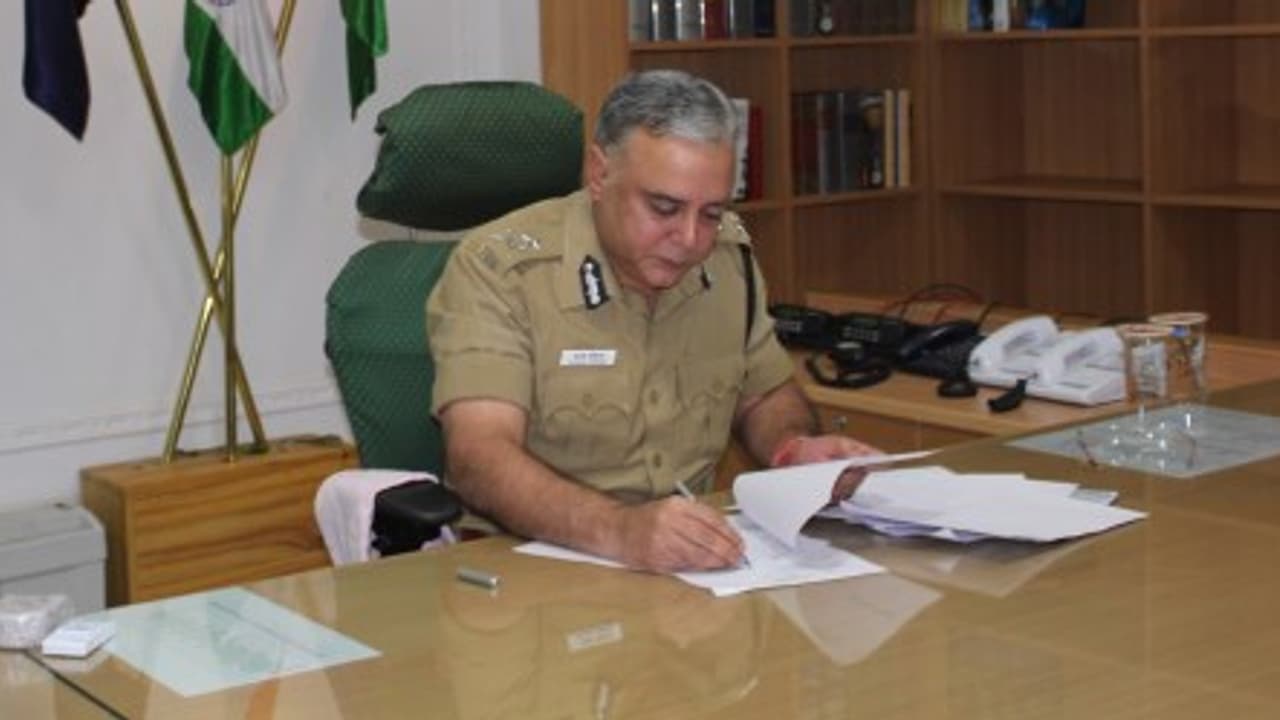 கமிஷனர் கரன் சின்ஹாவுக்கு ஏன் இந்த திடீர் பணியிட மாற்றம்…? போலீசார் அதிர்ச்சி கமிஷனர் கரன் சின்ஹாவுக்கு ஏன் இந்த திடீர் பணியிட மாற்றம்…? போலீசார் அதிர்ச்சி