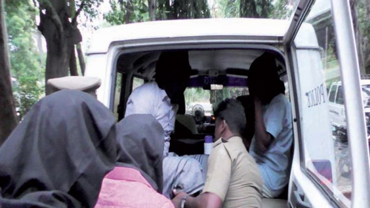 கள்ளத்தனமாக துப்பாக்கிகள் தயாரித்து விற்றும், காட்டு விலங்குகளை வேட்டையாடியும் வந்த நால்வர் கைது… கள்ளத்தனமாக துப்பாக்கிகள் தயாரித்து விற்றும், காட்டு விலங்குகளை வேட்டையாடியும் வந்த நால்வர் கைது…