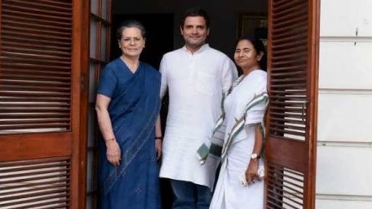 BJP ಬಿರುಗಾಳಿಗೆ ಬೆದರಿದ ಕಾಂಗ್ರೆಸ್; ದೀದಿಗೆ ಸಿಎಂ ಪಟ್ಟ, 22 ಷರತ್ತಿನ ಒಪ್ಪಂದಕ್ಕೆ ಯತ್ನ! BJP ಬಿರುಗಾಳಿಗೆ ಬೆದರಿದ ಕಾಂಗ್ರೆಸ್; ದೀದಿಗೆ ಸಿಎಂ ಪಟ್ಟ, 22 ಷರತ್ತಿನ ಒಪ್ಪಂದಕ್ಕೆ ಯತ್ನ!