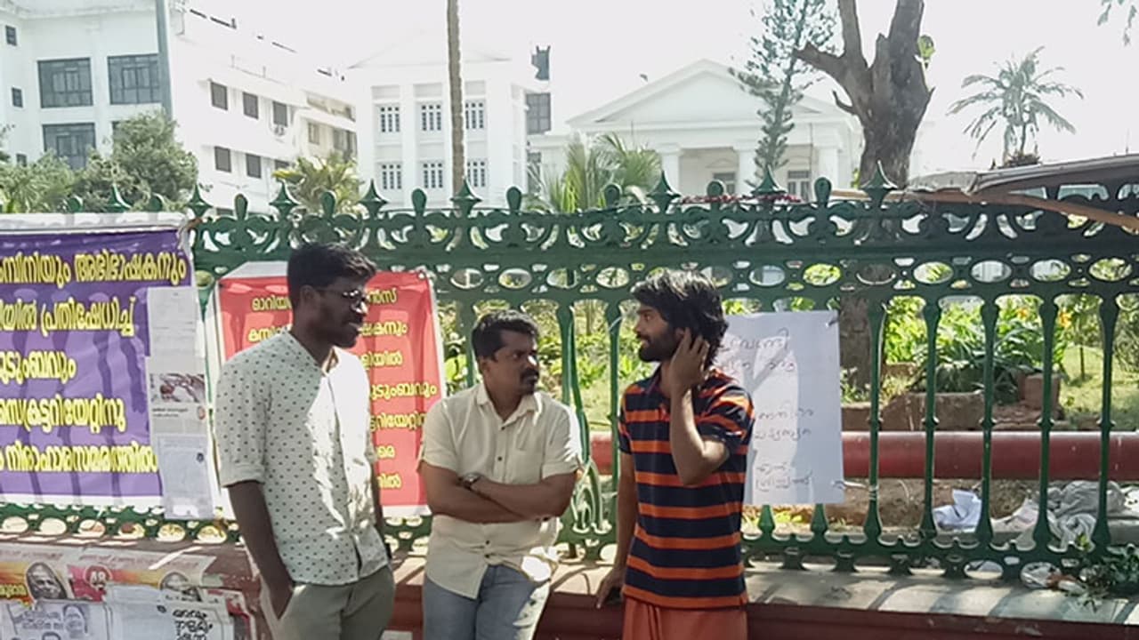 ശ്രീജിത്ത് സമരപ്പന്തലില്; കുറ്റാരോപിതരായ പോലീസുകാരെ മാറ്റി നിര്ത്തി അന്വേഷിക്കണം ശ്രീജിത്ത് സമരപ്പന്തലില്; കുറ്റാരോപിതരായ പോലീസുകാരെ മാറ്റി നിര്ത്തി അന്വേഷിക്കണം