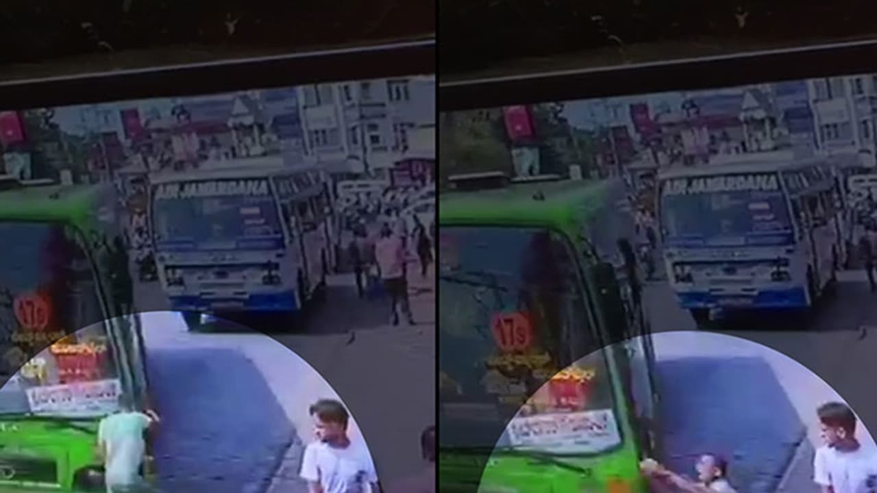 (వీడియో) బస్సు ఢీ కొట్టినా భలే బయటపడ్డాడు (వీడియో) బస్సు ఢీ కొట్టినా భలే బయటపడ్డాడు