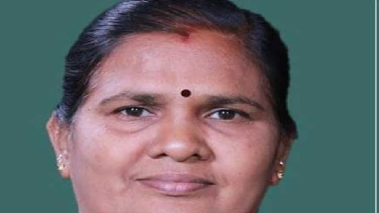 காலியாகிறதா டிடிவி கூண்டு? டிடிவி ஆதரவு எம்.பி. வசந்தி முருகேசன் எடப்பாடிக்கு ஆதரவு! காலியாகிறதா டிடிவி கூண்டு? டிடிவி ஆதரவு எம்.பி. வசந்தி முருகேசன் எடப்பாடிக்கு ஆதரவு!