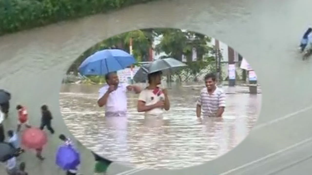 Incessant rains drown Bengaluru, roads blocked Incessant rains drown Bengaluru, roads blocked