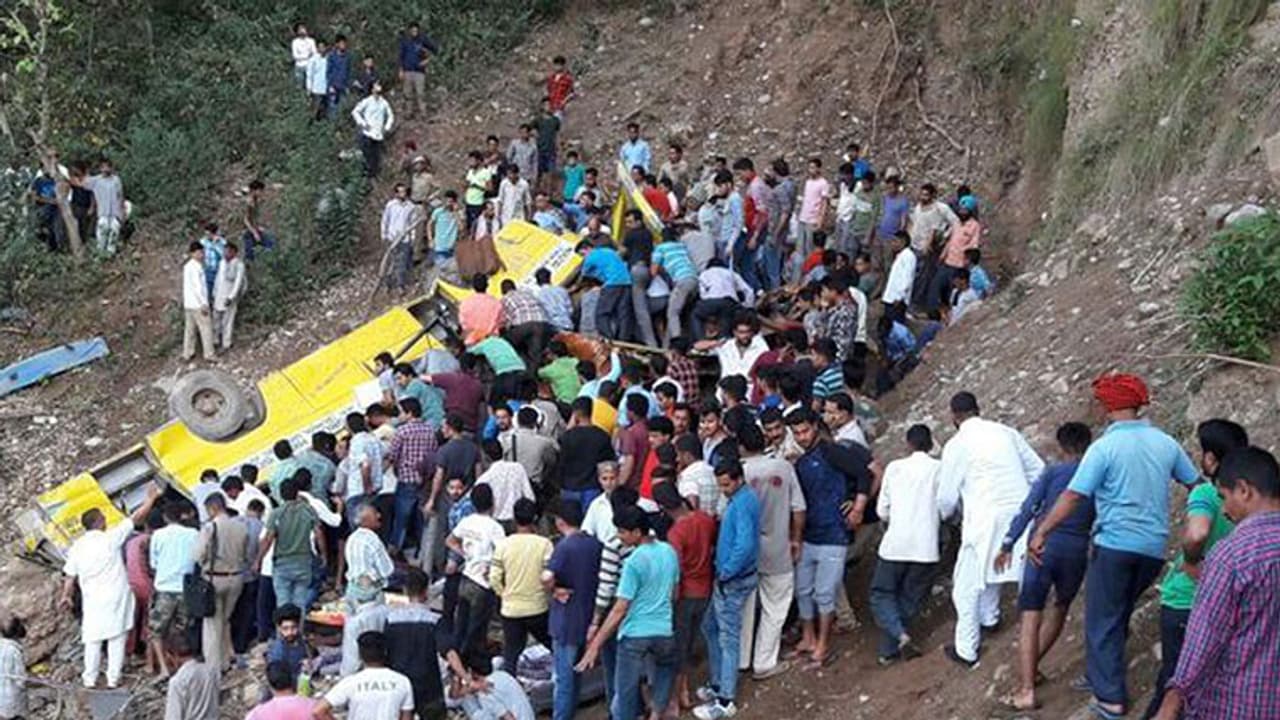 జమ్మూకాశ్మీర్లో లోయలో పడ్డ మినీ బస్సు....12మంది మృతి జమ్మూకాశ్మీర్లో లోయలో పడ్డ మినీ బస్సు....12మంది మృతి