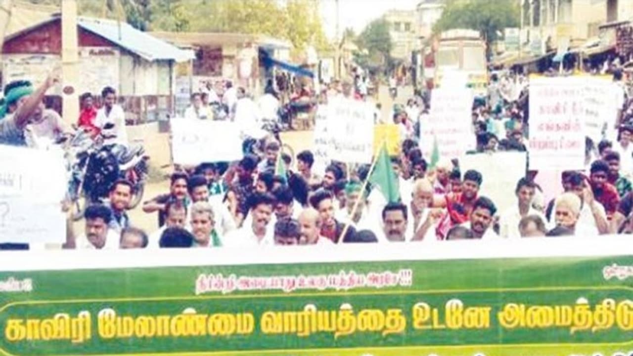 காவிரி பாசன பகுதியை பாதுகாக்கப்பட்ட வேளாண் மண்டலமாக அறிவிக்க வலியுறுத்தி போராட்டம்... காவிரி பாசன பகுதியை பாதுகாக்கப்பட்ட வேளாண் மண்டலமாக அறிவிக்க வலியுறுத்தி போராட்டம்...