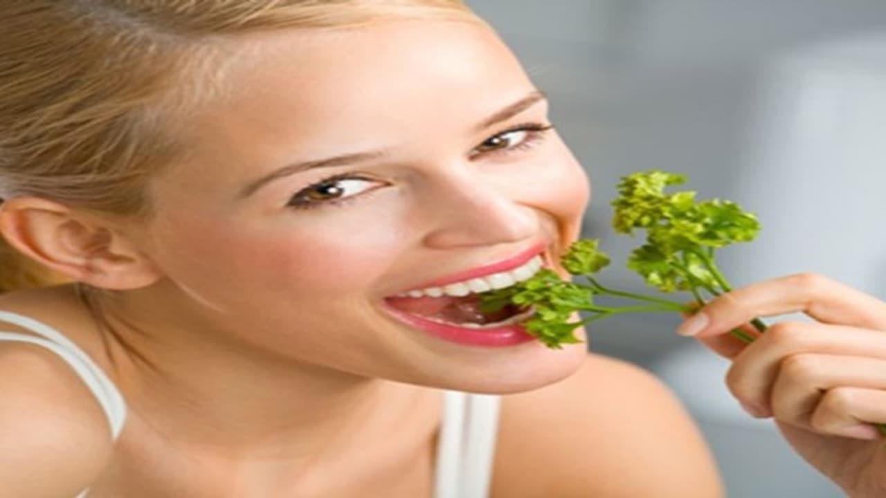 தினமும் நாம் பயன்படுத்தும் இந்த பொருட்கள் வாய் துர்நாற்றத்தை போக்கும் தன்மை கொண்டது… தினமும் நாம் பயன்படுத்தும் இந்த பொருட்கள் வாய் துர்நாற்றத்தை போக்கும் தன்மை கொண்டது…