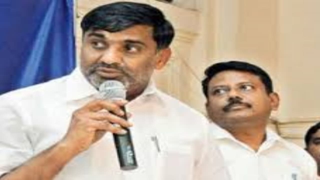 சசிகலாவை ஒதுக்கிய பிறகு தான் கட்சியும் ஆட்சியும் நடத்துகிறோம் அமைச்சர் வீரமணி..! சலசலக்கும் அமைச்சர்கள்..! சசிகலாவை ஒதுக்கிய பிறகு தான் கட்சியும் ஆட்சியும் நடத்துகிறோம் அமைச்சர் வீரமணி..! சலசலக்கும் அமைச்சர்கள்..!