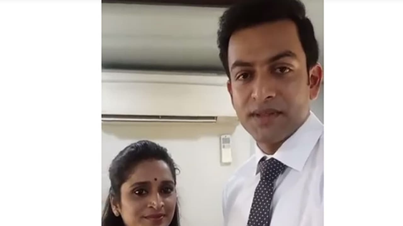 ഫേസ്ബുക്ക് ലൈവില് സുരഭി ലക്ഷ്മിക്ക് പൃഥ്വിരാജിന്റെ രസകരമായ മറുപടി ഫേസ്ബുക്ക് ലൈവില് സുരഭി ലക്ഷ്മിക്ക് പൃഥ്വിരാജിന്റെ രസകരമായ മറുപടി