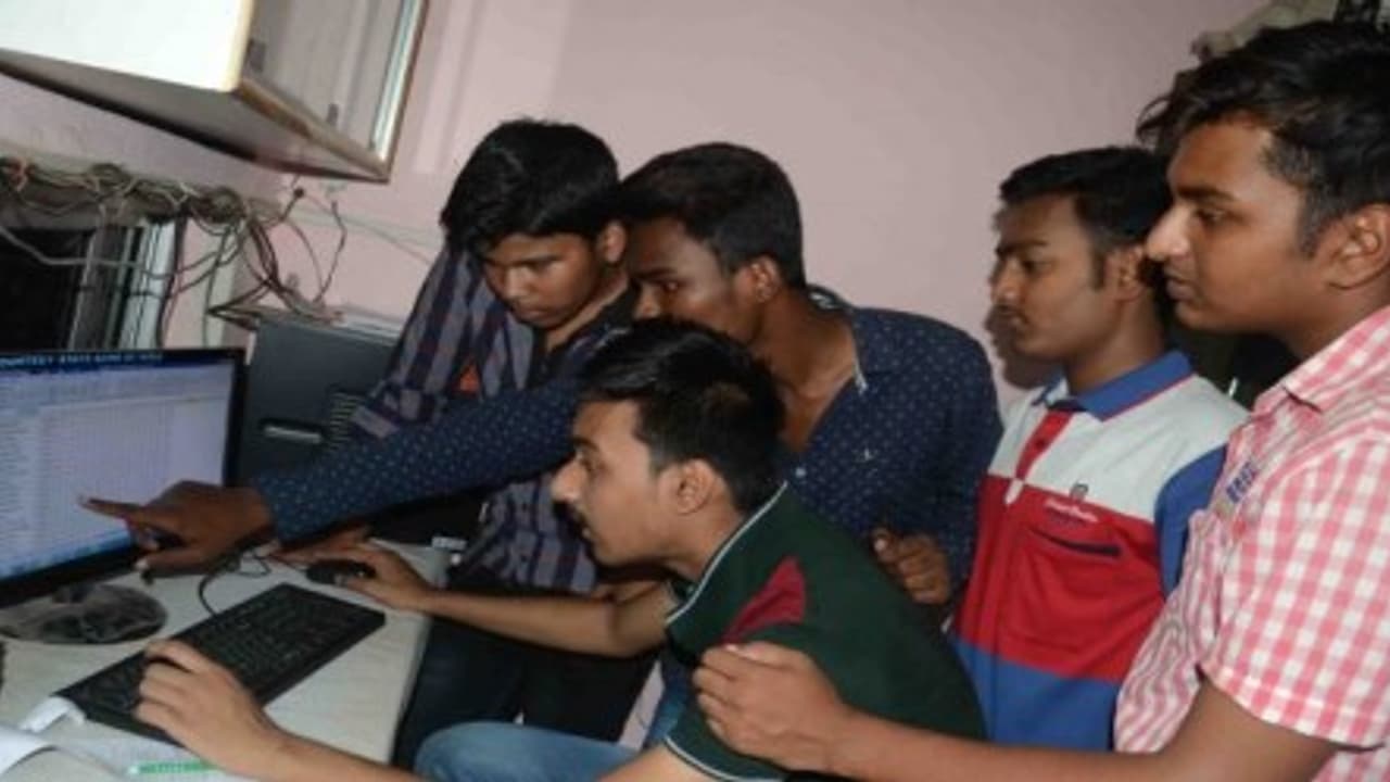 தஞ்சை, கோவையில் தேர்வு முடிவு தாமதம் மாவட்ட கல்வி அதிகாரி வரவில்லை...!!! தஞ்சை, கோவையில் தேர்வு முடிவு தாமதம் மாவட்ட கல்வி அதிகாரி வரவில்லை...!!!