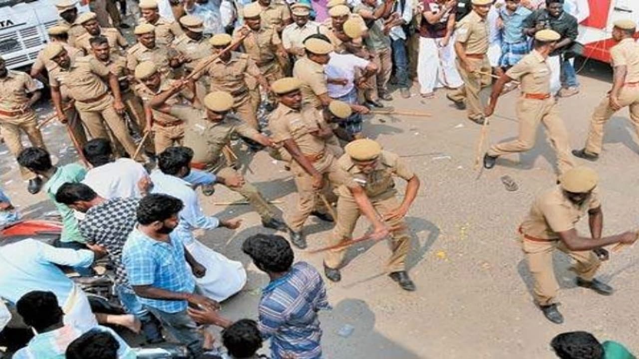 "தடையை மீறி போராட்டம் நடத்தினால் குண்டர் சட்டம் பாயும்" எச்சரிக்கிறது காவல்துறை "தடையை மீறி போராட்டம் நடத்தினால் குண்டர் சட்டம் பாயும்" எச்சரிக்கிறது காவல்துறை