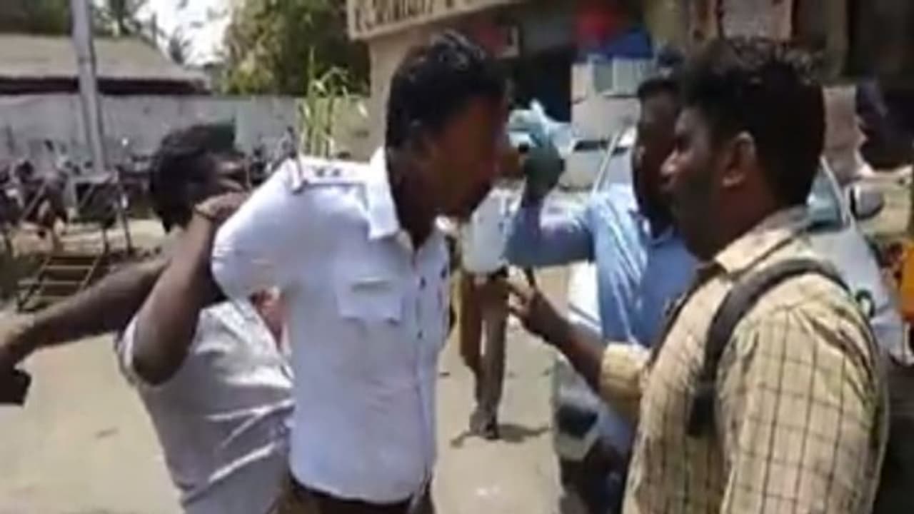 காணொளி: ட்ராபிக் போலிஸ் கையை வளைத்த வாகன ஓட்டி...! வேளச்சேரியில்....! காணொளி: ட்ராபிக் போலிஸ் கையை வளைத்த வாகன ஓட்டி...! வேளச்சேரியில்....!
