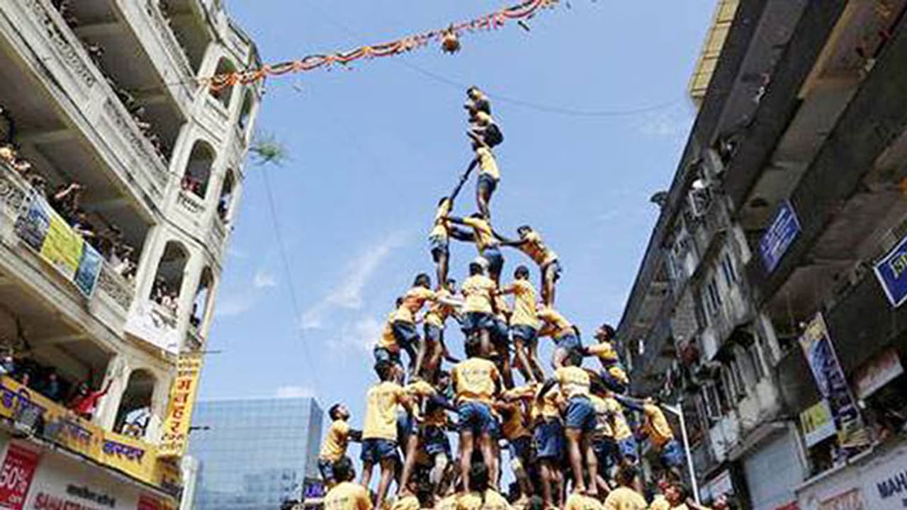Watch: Youth killed in attempt to break Dahi Handi Watch: Youth killed in attempt to break Dahi Handi