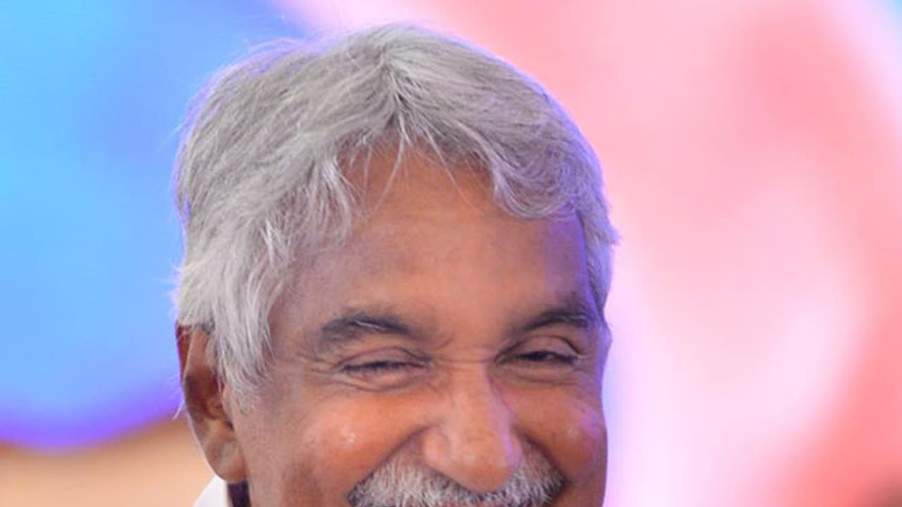 ഉമ്മൻ ചാണ്ടിക്ക് ആശ്വാസം: സോളാർ കേസ് വിധി റദ്ദാക്കി ഉമ്മൻ ചാണ്ടിക്ക് ആശ്വാസം: സോളാർ കേസ് വിധി റദ്ദാക്കി