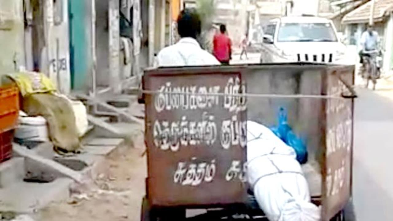 முதியவர் சடலத்தை அனாதை பிணமாக குப்பை வண்டியில் கொண்டு சென்ற கொடுமை! குடும்பத்தினர் கை விட்டதால் நடந்த அவலம்! முதியவர் சடலத்தை அனாதை பிணமாக குப்பை வண்டியில் கொண்டு சென்ற கொடுமை! குடும்பத்தினர் கை விட்டதால் நடந்த அவலம்!