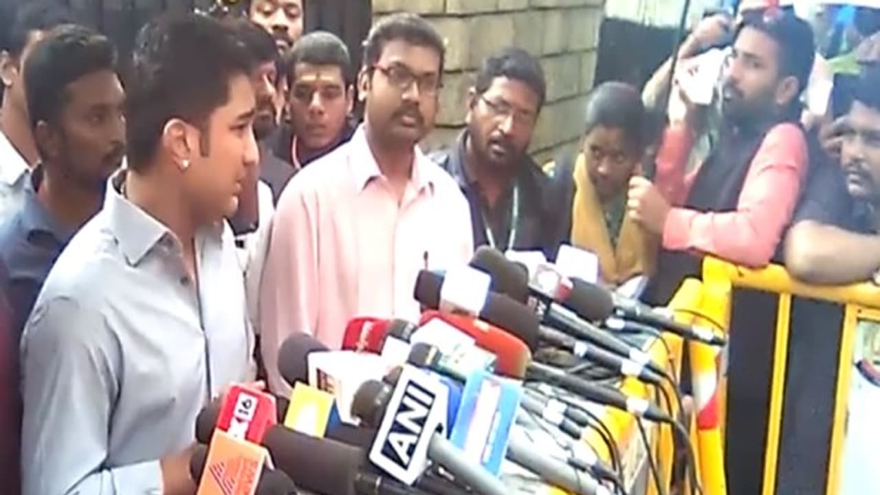 செய்தியாளர்களை வீட்டுக்குள் விடாத விவேக்! மூன்றே நிமிடத்தில் முடித்து அனுப்பிய முதல் பேட்டி... செய்தியாளர்களை வீட்டுக்குள் விடாத விவேக்! மூன்றே நிமிடத்தில் முடித்து அனுப்பிய முதல் பேட்டி...