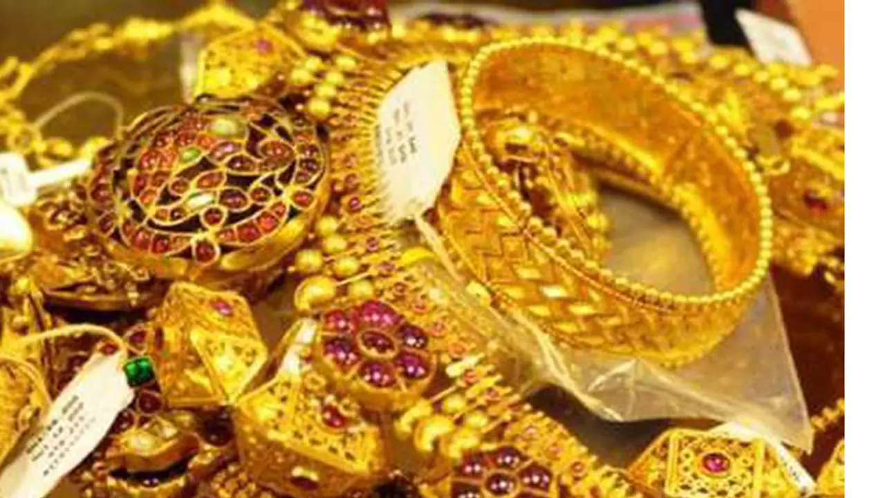 Gold Price Today প্রজাতন্ত্র দিবসে সোনার দামে বিপুল পতন, তবুও মধ্যবিত্তের নাগালে এল না সোনালি ধাতু