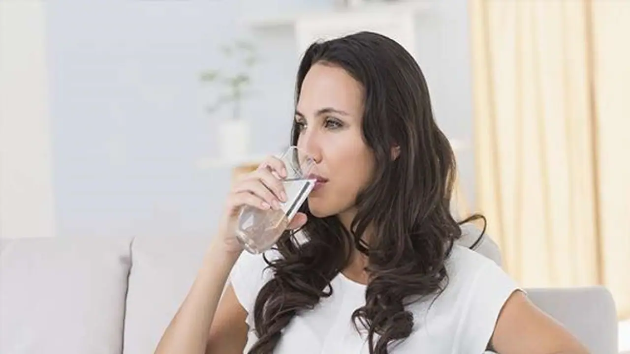 மாதவிடாய் காலத்தில் பெண்கள் அதிகமாக தண்ணீர் குடிக்க வேண்டும். ஏன்?