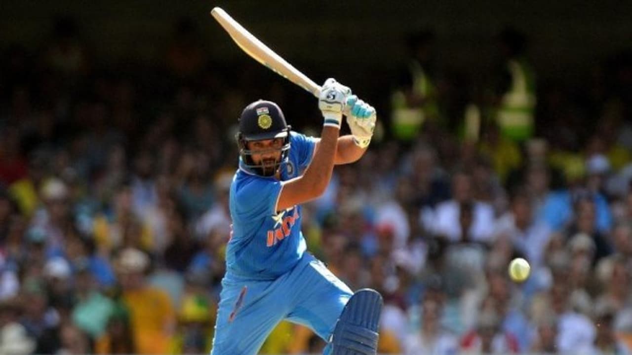 17 ஓவர்.. 91 ரன்கள்.. அதிரடியாக ஆடி அரைசதம் அடித்தார் ரோஹித்..! 17 ஓவர்.. 91 ரன்கள்.. அதிரடியாக ஆடி அரைசதம் அடித்தார் ரோஹித்..!