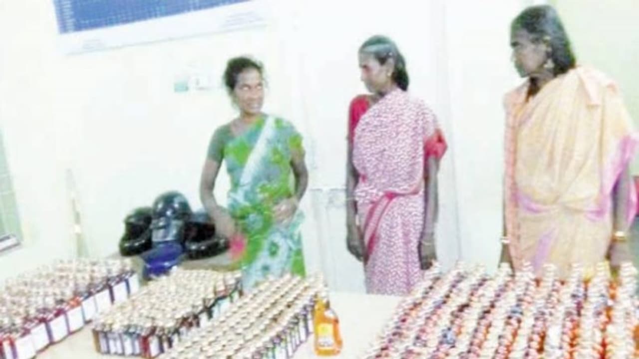 மூட்டை மூட்டையாய் சாராயம் கடத்தி வந்த மூன்று பெண்கள் கைது... அத்தனையும் புதுச்சேரி சரக்கு... மூட்டை மூட்டையாய் சாராயம் கடத்தி வந்த மூன்று பெண்கள் கைது... அத்தனையும் புதுச்சேரி சரக்கு...