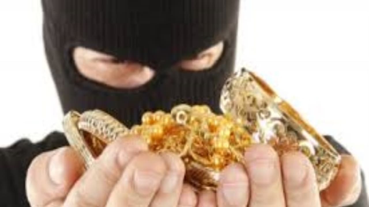 அதிமுக ஒன்றிய செயலாளர் வீட்டு கல்யாணத்தில் 110 பவுன் நகையை ஆட்டையப் போட்ட மர்ம மனிதன்….. அதிமுக ஒன்றிய செயலாளர் வீட்டு கல்யாணத்தில் 110 பவுன் நகையை ஆட்டையப் போட்ட மர்ம மனிதன்…..