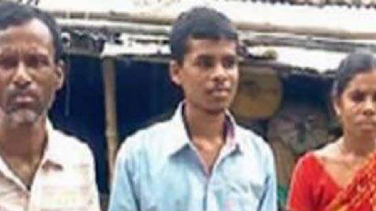 കുടുംബം ഒരുമിച്ച് പ്ലസ് ടു പരീക്ഷ എഴുതി; അമ്മയും മകനും ജയിച്ചു; അച്ഛന് തോറ്റു കുടുംബം ഒരുമിച്ച് പ്ലസ് ടു പരീക്ഷ എഴുതി; അമ്മയും മകനും ജയിച്ചു; അച്ഛന് തോറ്റു