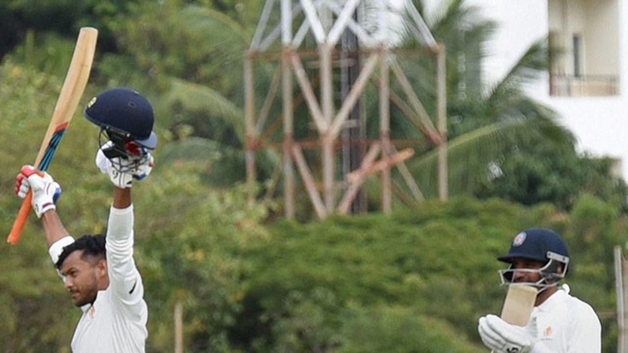 ತ್ರಿಶತಕ ಸಿಡಿಸಿದ ಮಯಾಂಕ್ ಅಗರ್'ವಾಲ್; ಇನಿಂಗ್ಸ್ ಡಿಕ್ಲೇರ್ ಮಾಡಿಕೊಂಡ ಕರ್ನಾಟಕ ತ್ರಿಶತಕ ಸಿಡಿಸಿದ ಮಯಾಂಕ್ ಅಗರ್'ವಾಲ್; ಇನಿಂಗ್ಸ್ ಡಿಕ್ಲೇರ್ ಮಾಡಿಕೊಂಡ ಕರ್ನಾಟಕ