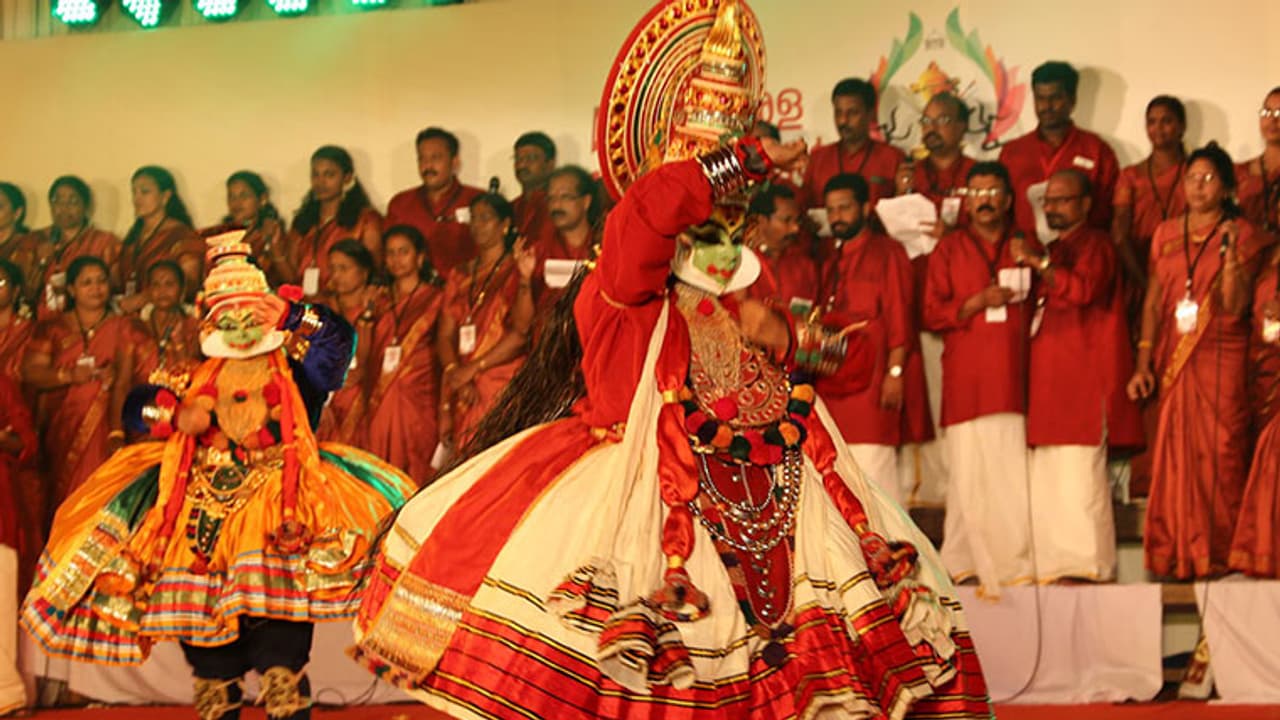 കലോത്സവം: കോഴിക്കോടും പാലക്കാടും തമ്മിൽ ഇഞ്ചോടിഞ്ച് പോരാട്ടം കലോത്സവം: കോഴിക്കോടും പാലക്കാടും തമ്മിൽ ഇഞ്ചോടിഞ്ച് പോരാട്ടം