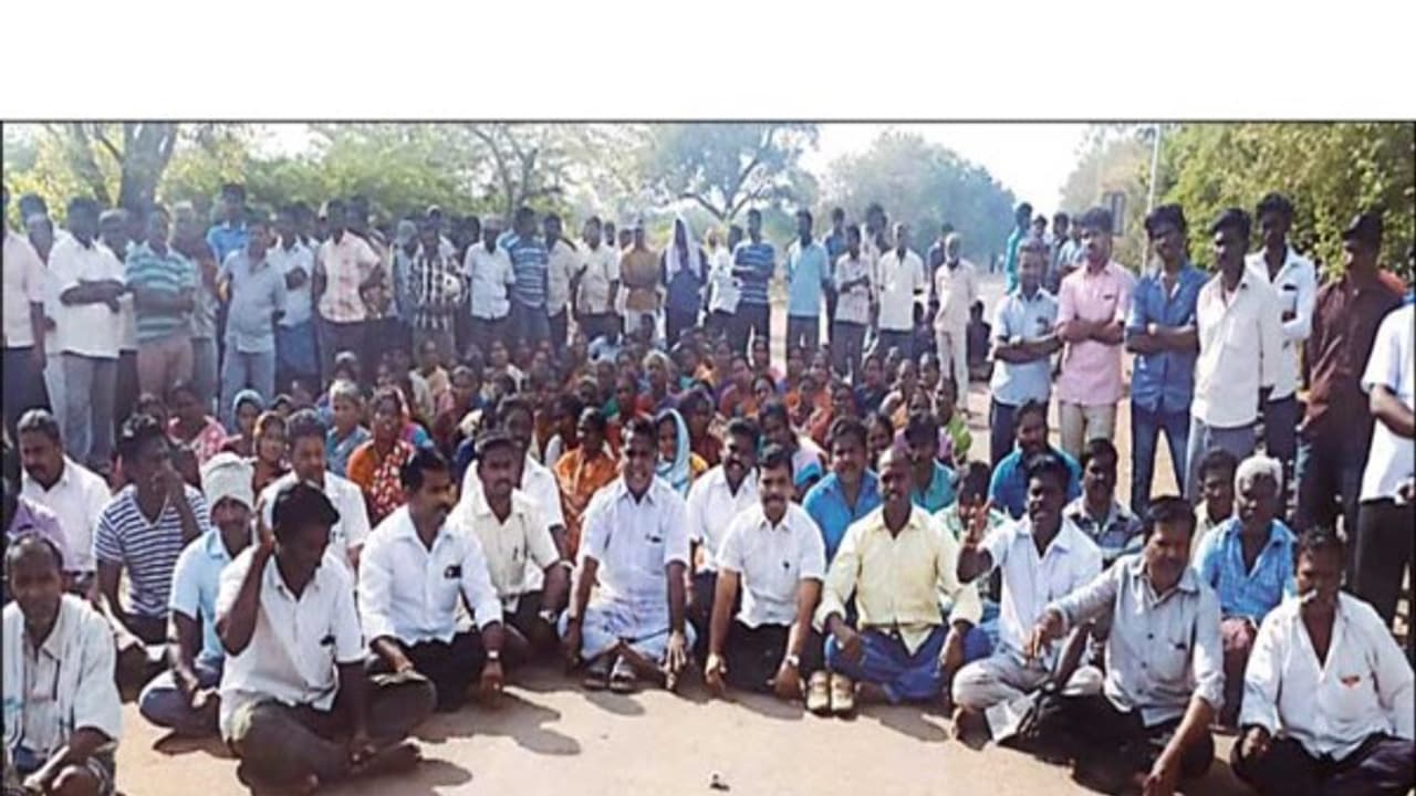 பணியின்போது இறந்த ஒப்பந்த தொழிலாளியின் குடும்பத்துக்காக கிராம மக்கள் 2 வது நாளாக போராட்டம். ஏன்? பணியின்போது இறந்த ஒப்பந்த தொழிலாளியின் குடும்பத்துக்காக கிராம மக்கள் 2 வது நாளாக போராட்டம். ஏன்?