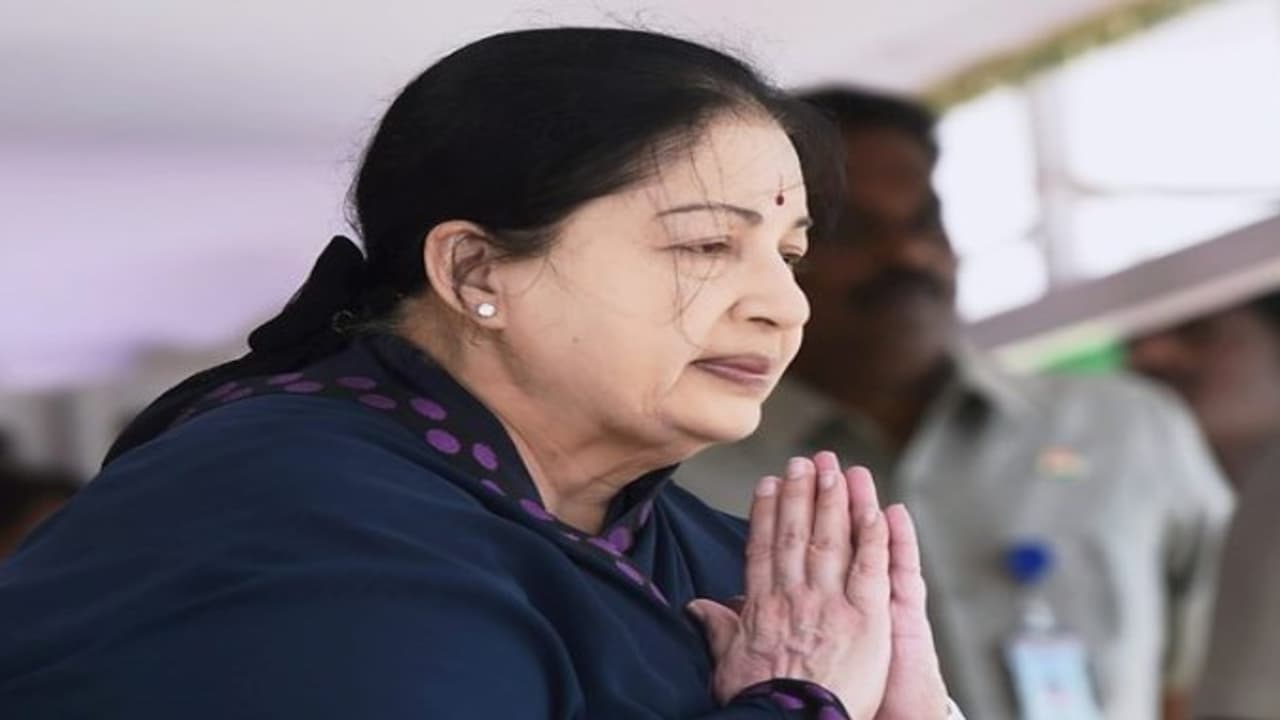 ஜெ. நினைவிடம் அமைக்க ரூ.5.5 கோடி ஒதுக்கீடு நீதிமன்ற தண்டனையால் அதிகாரிகள் திணறல் ஜெ. நினைவிடம் அமைக்க ரூ.5.5 கோடி ஒதுக்கீடு நீதிமன்ற தண்டனையால் அதிகாரிகள் திணறல்