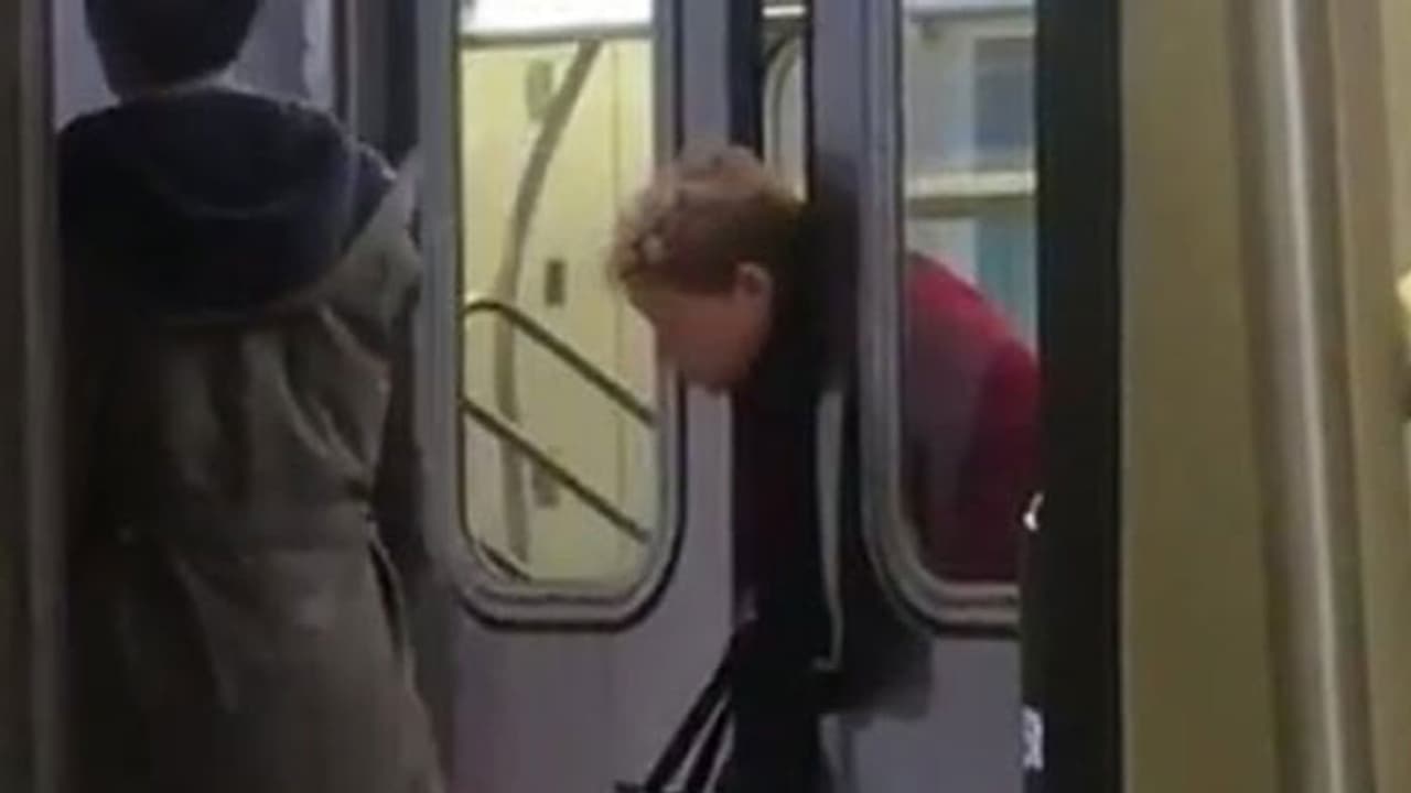 ട്രെയിനിന്റെ വാതിലില് തല കുടുങ്ങിയ സ്ത്രീയുടെ ദൃശ്യങ്ങള് വൈറല് ട്രെയിനിന്റെ വാതിലില് തല കുടുങ്ങിയ സ്ത്രീയുടെ ദൃശ്യങ്ങള് വൈറല്