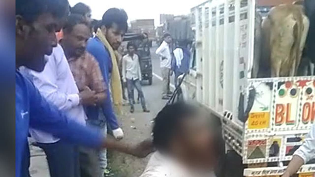 പശുക്കളെ കടത്തിയെന്നാരോപിച്ച് ഗോരക്ഷ സേന ഒരാളെ മര്ദ്ദിച്ച് കൊലപ്പെടുത്തി പശുക്കളെ കടത്തിയെന്നാരോപിച്ച് ഗോരക്ഷ സേന ഒരാളെ മര്ദ്ദിച്ച് കൊലപ്പെടുത്തി