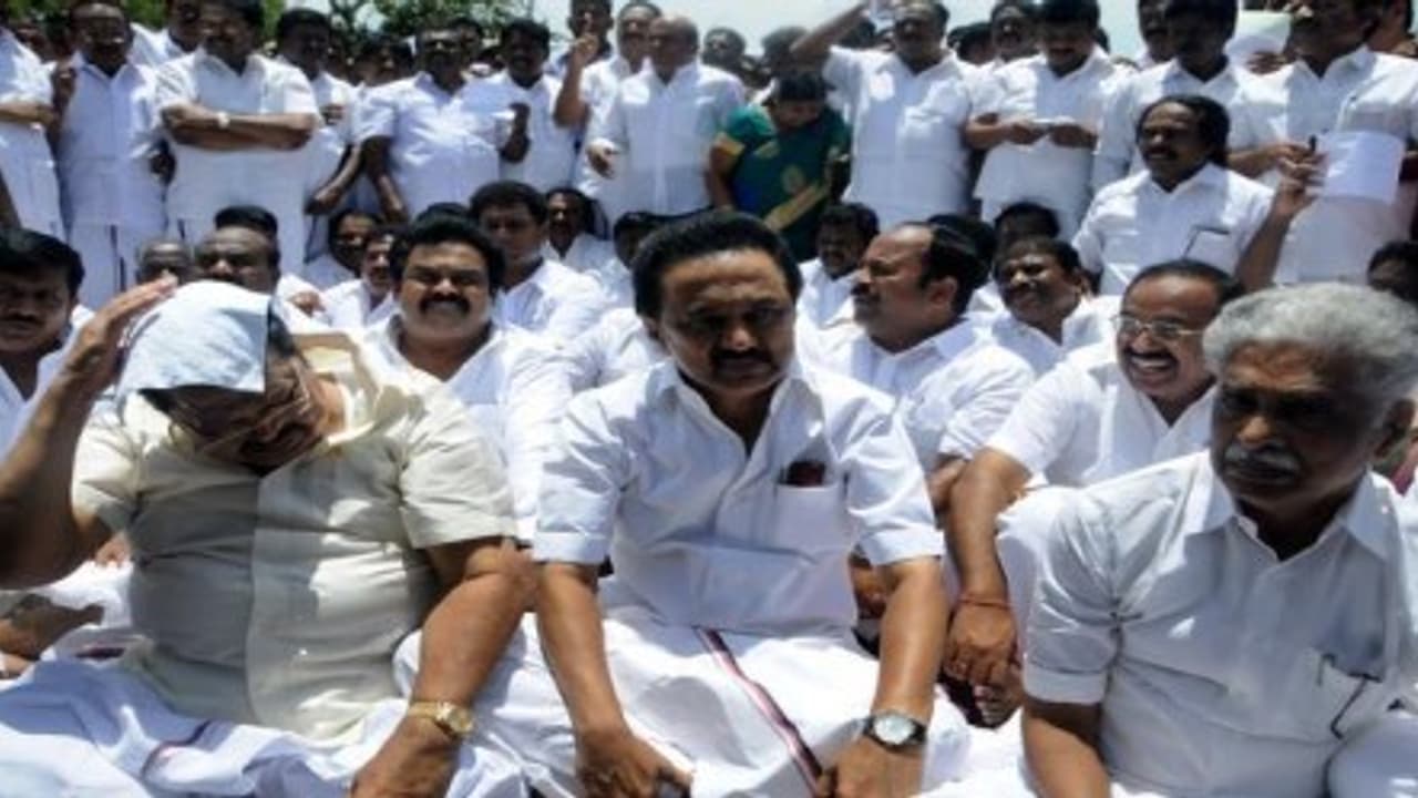 ஸ்டாலினுக்கு கலைப்புக்கும் கவிழ்ப்புக்கும் வித்தியாசம் தெரியாதா? சட்டசபை கூத்து... ஸ்டாலினுக்கு கலைப்புக்கும் கவிழ்ப்புக்கும் வித்தியாசம் தெரியாதா? சட்டசபை கூத்து...