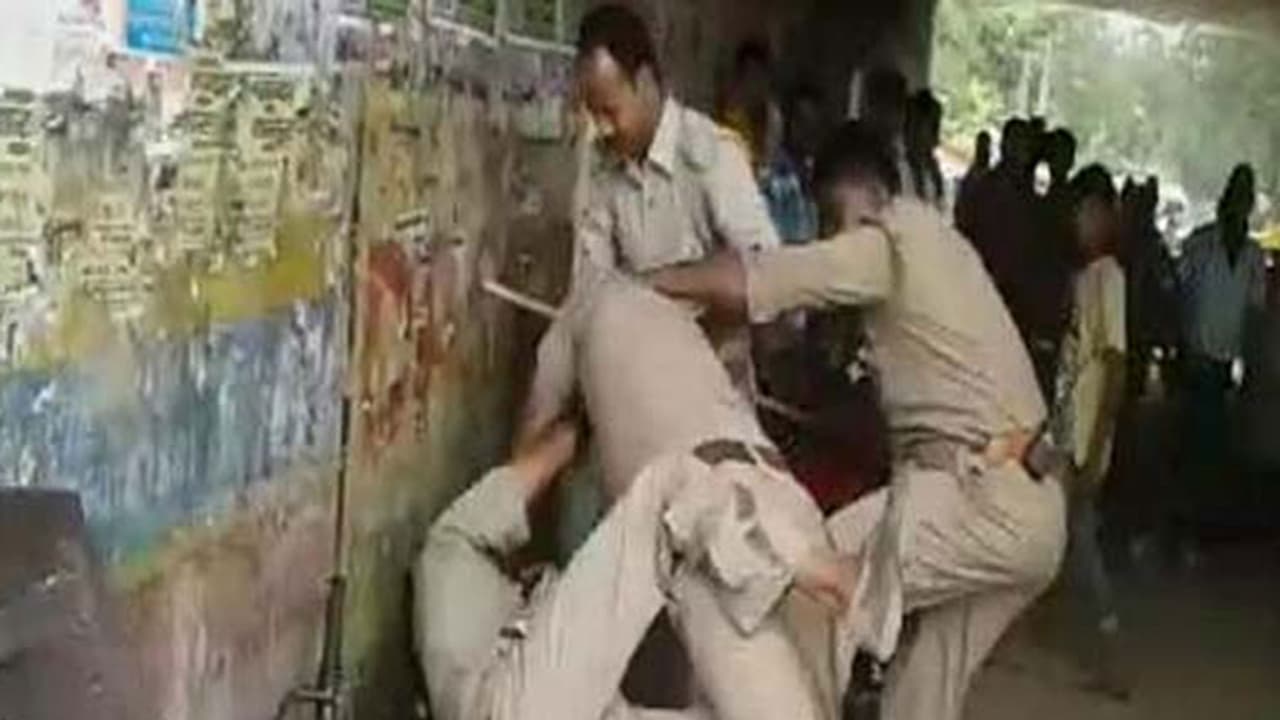 കൈക്കൂലി വീതം വെക്കുന്നതിനെ ചൊല്ലി പൊലീസുകാര്‍ തമ്മിലടിച്ചു; ദൃശ്യങ്ങള്‍ പുറത്ത്