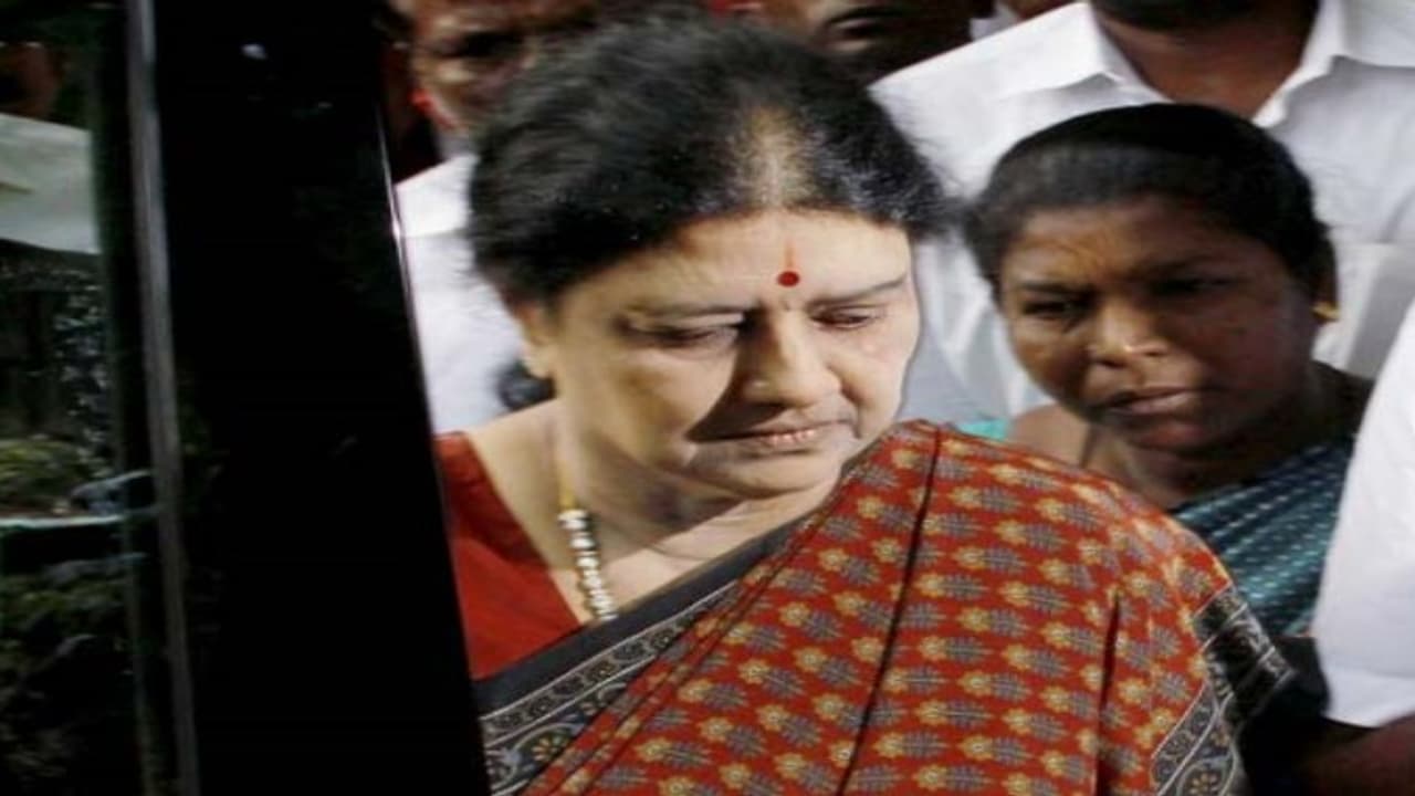 சசிகலாவுடன் அவசர ஆலோசனை அமைச்சர்கள் பெங்களூர் பயணம் சசிகலாவுடன் அவசர ஆலோசனை அமைச்சர்கள் பெங்களூர் பயணம்