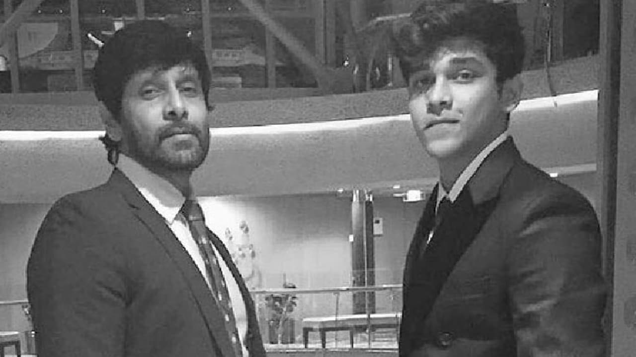 துருவ் நீ வேற லெவல்யா... அப்பாவின் தீவிர ரசிகருக்கு மகன் கொடுத்த சர்ப்பைரஸ்...! துருவ் நீ வேற லெவல்யா... அப்பாவின் தீவிர ரசிகருக்கு மகன் கொடுத்த சர்ப்பைரஸ்...!