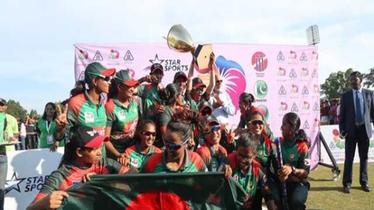 கடைசி பந்தில் இந்தியாவை வீழ்த்தி சாம்பியன் பட்டத்தை தட்டிச்சென்ற வங்கதேசம் கடைசி பந்தில் இந்தியாவை வீழ்த்தி சாம்பியன் பட்டத்தை தட்டிச்சென்ற வங்கதேசம்