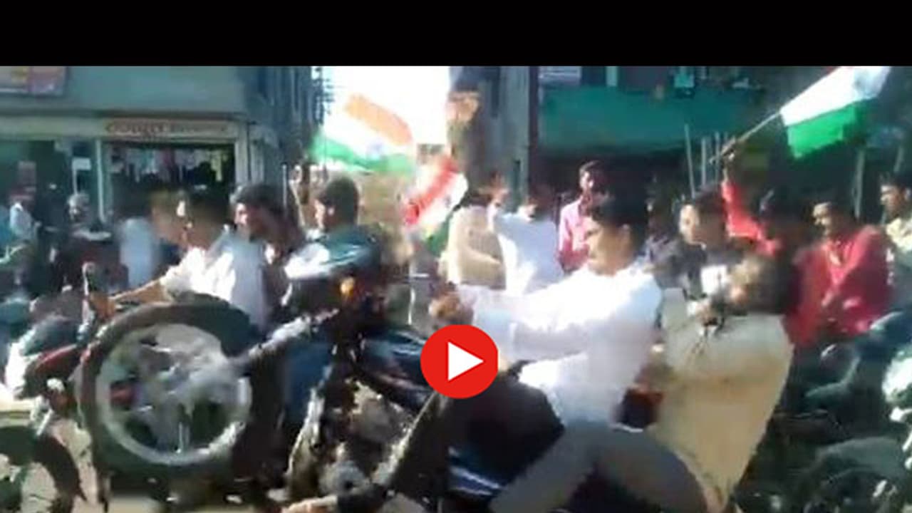 బైక్ స్టంట్ చేస్తూ ఎలా పడ్డాడంటే (వీడియో) బైక్ స్టంట్ చేస్తూ ఎలా పడ్డాడంటే (వీడియో)