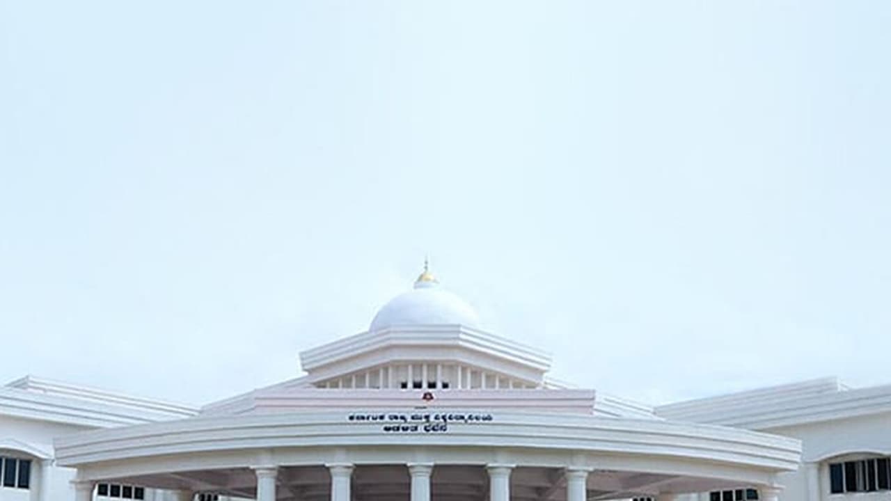 ಮಾನ್ಯತೆ ಇಲ್ಲದಿದ್ದರೂ ಪದವಿ ಪ್ರವೇಶ: ಕಾನೂನು ಹೋರಾಟ ನಡೆಸಿ 2 ಲಕ್ಷ ಪಡೆದ ಯುವತಿ ಮಾನ್ಯತೆ ಇಲ್ಲದಿದ್ದರೂ ಪದವಿ ಪ್ರವೇಶ: ಕಾನೂನು ಹೋರಾಟ ನಡೆಸಿ 2 ಲಕ್ಷ ಪಡೆದ ಯುವತಿ