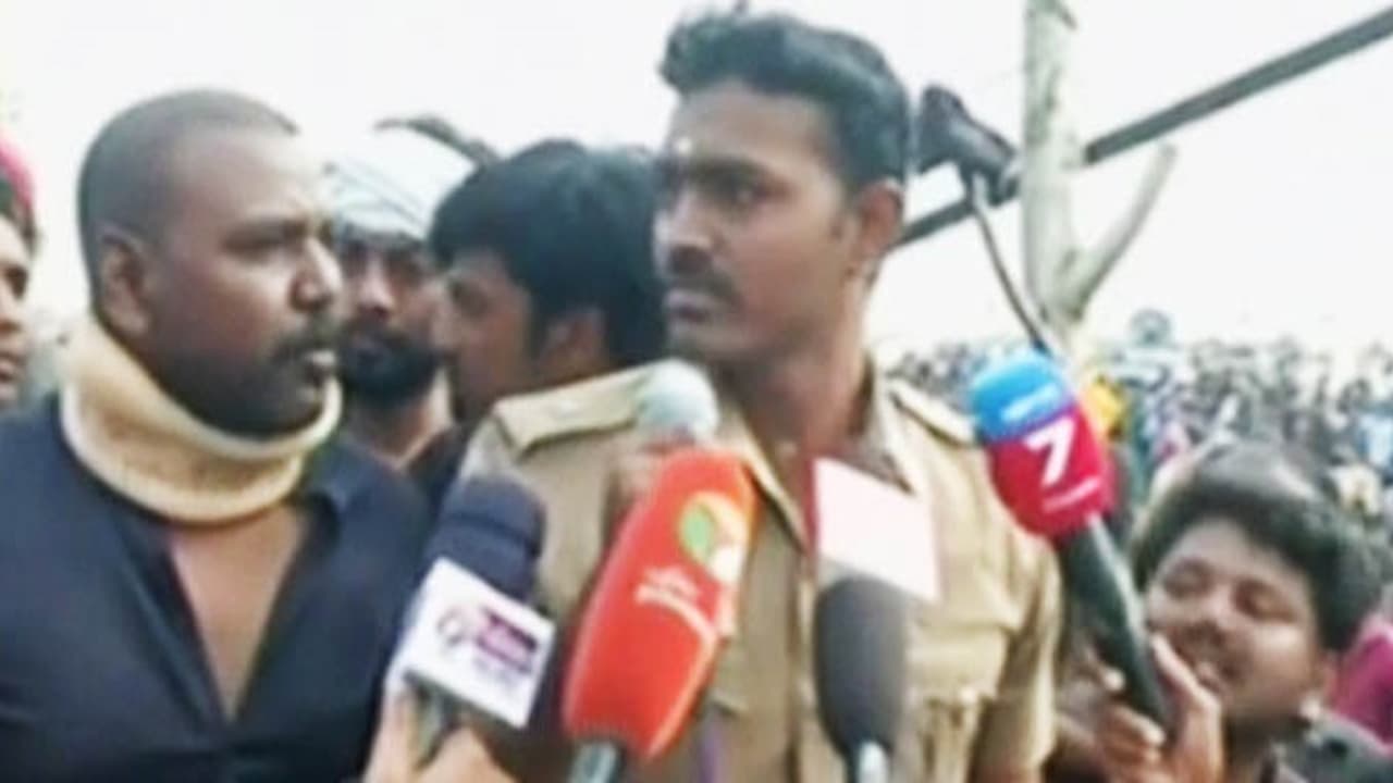 “அடுத்த டார்கெட் மணல் திருட்டு…!” – ‘யூனிஃபார்ம்’ போட்ட காவலரின் பேச்சால் மெரினாவில் பரபரப்பு “அடுத்த டார்கெட் மணல் திருட்டு…!” – ‘யூனிஃபார்ம்’ போட்ட காவலரின் பேச்சால் மெரினாவில் பரபரப்பு